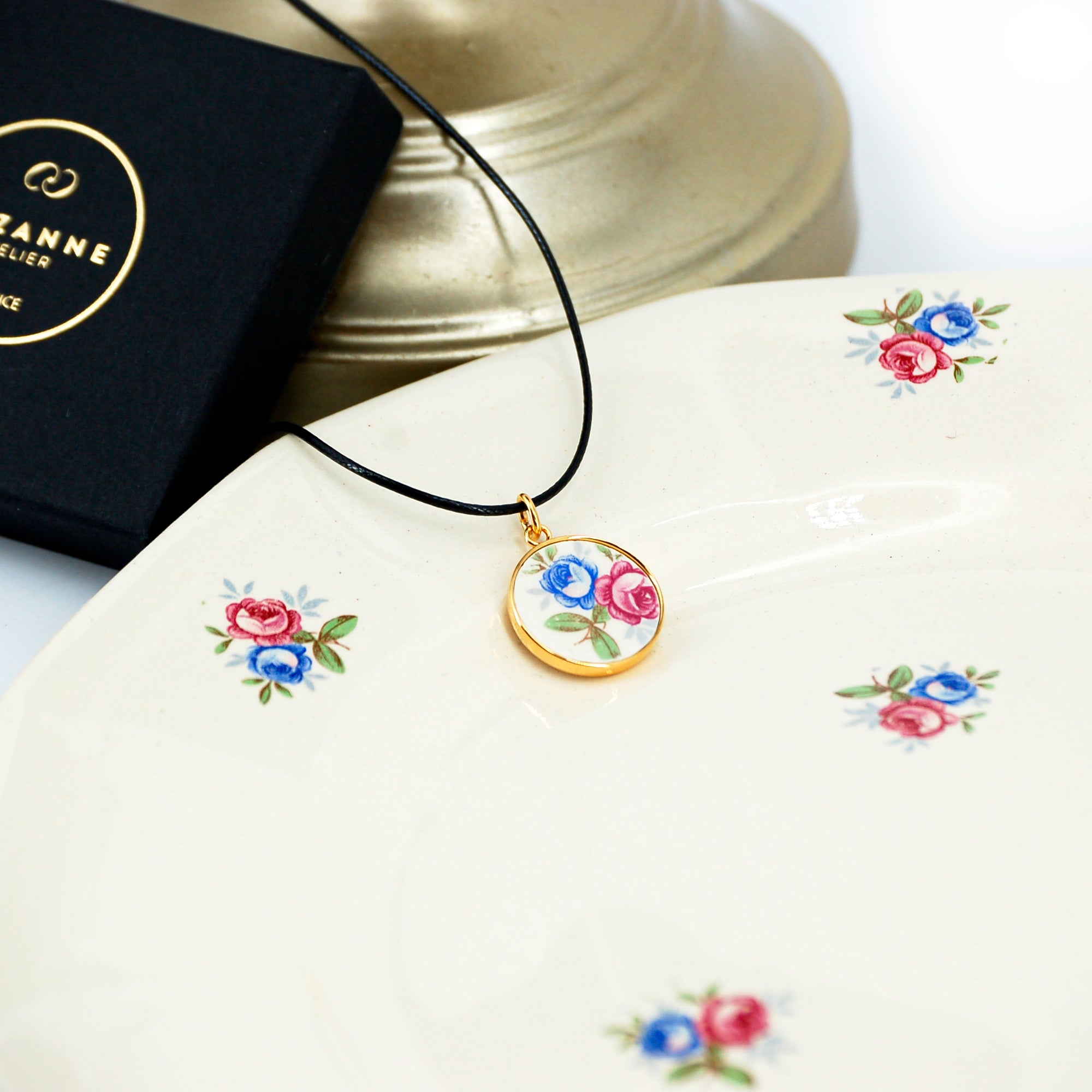 Pendentif "Bouquet de fleurs bleu et rose", finition or