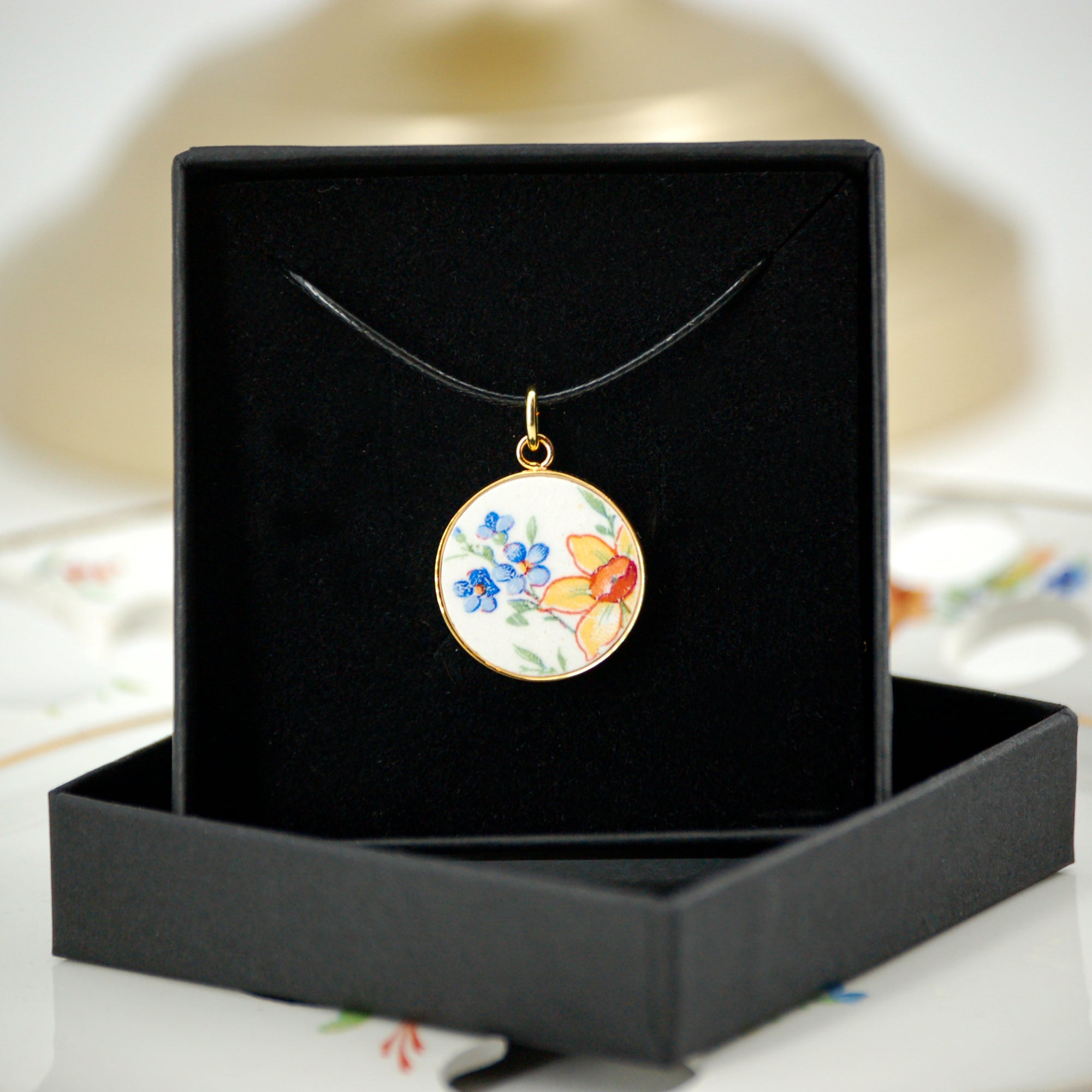 Pendentif "Bouquet de fleurs bleu et jaune", finition or