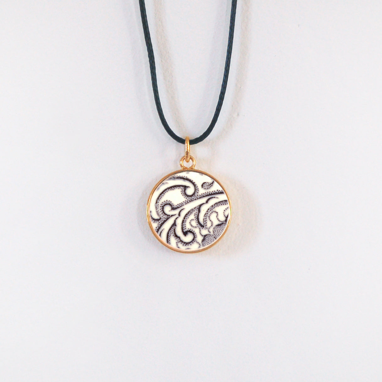 Pendentif "Fleurs et volutes en noir et blanc"
