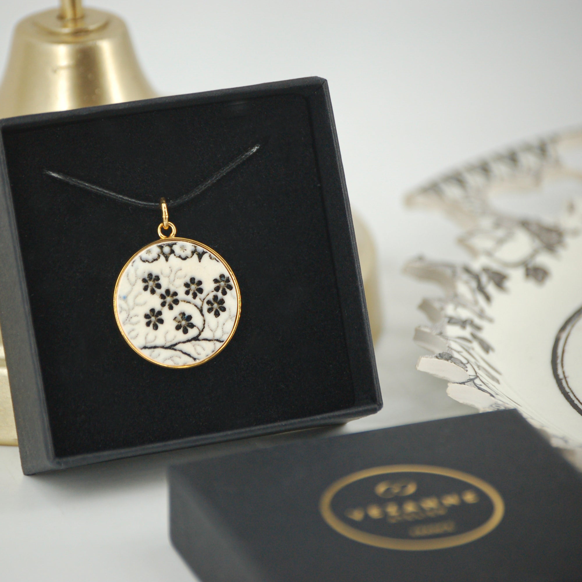 Pendentif "Les petites fleurs en noir et blanc", finition or