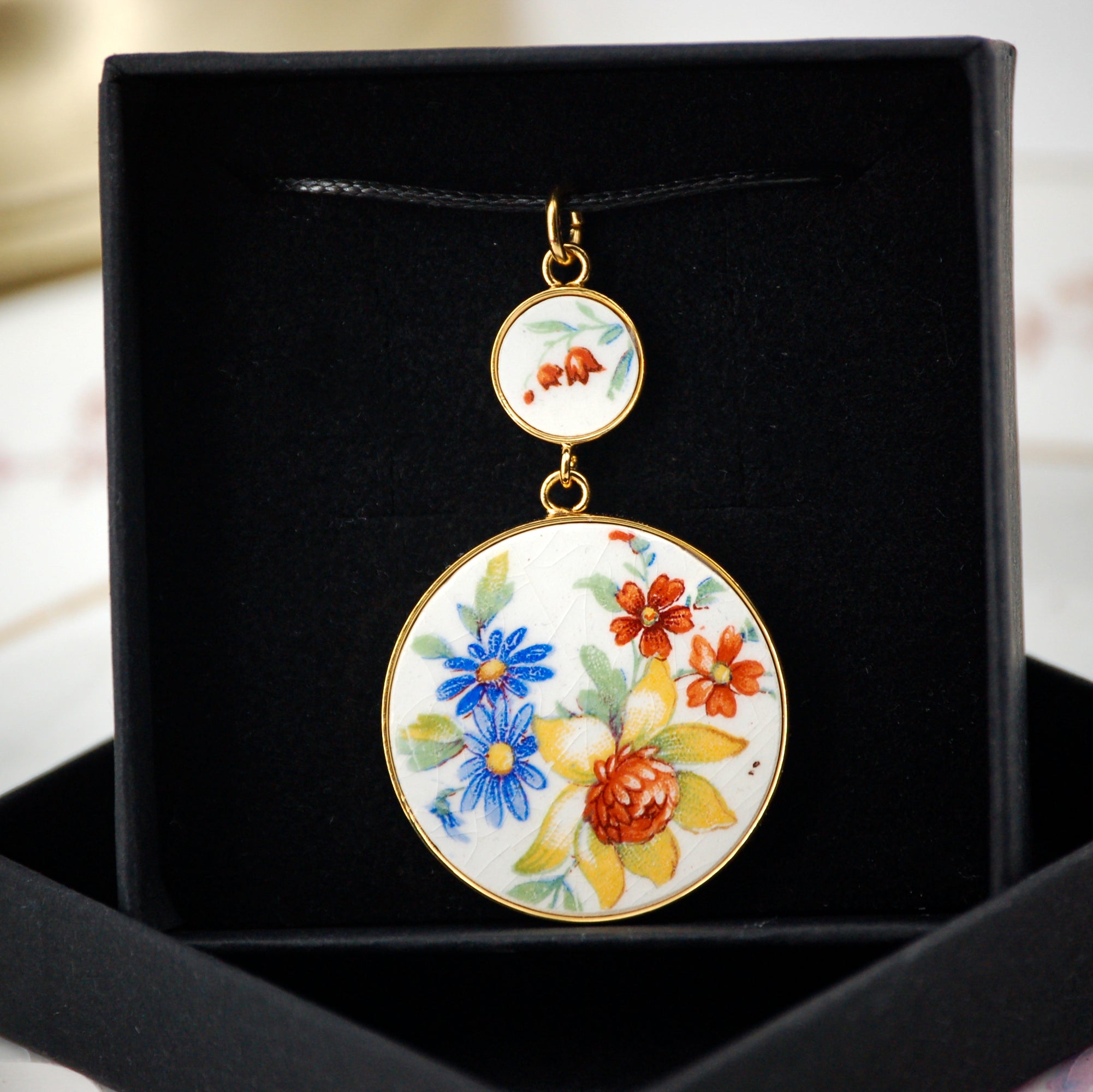 Pendentif "Lys et petites fleurs", finition or