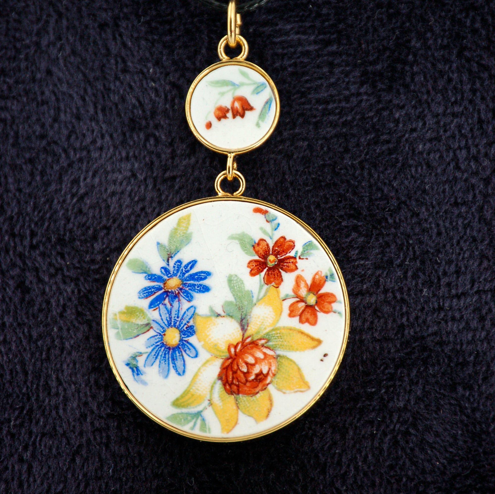 Pendentif "Lys et petites fleurs", finition or