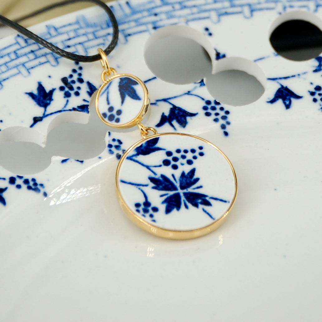 Pendentif "Fleur et grappes bleues", finition or