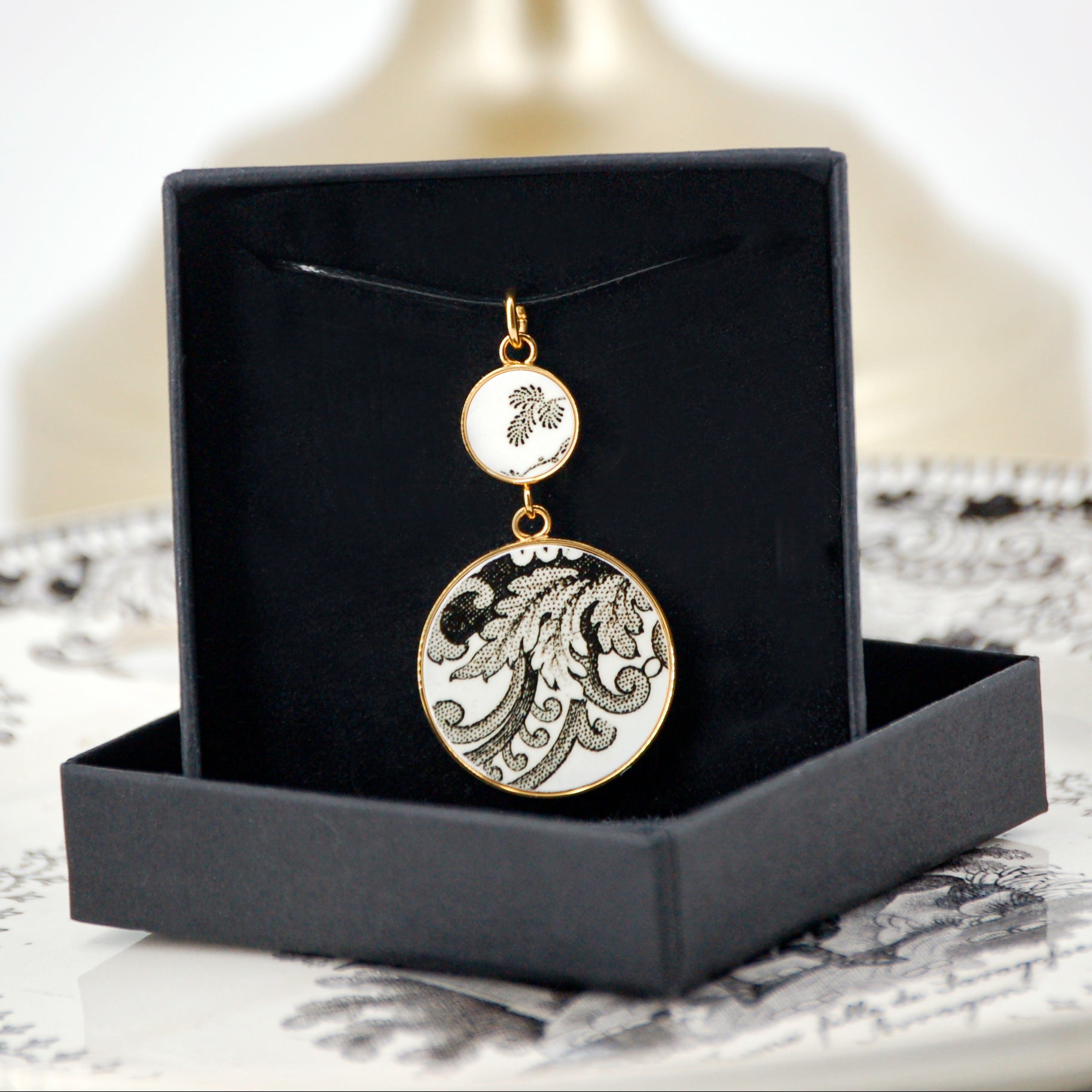 Pendentif "Volutes en noir et blanc"