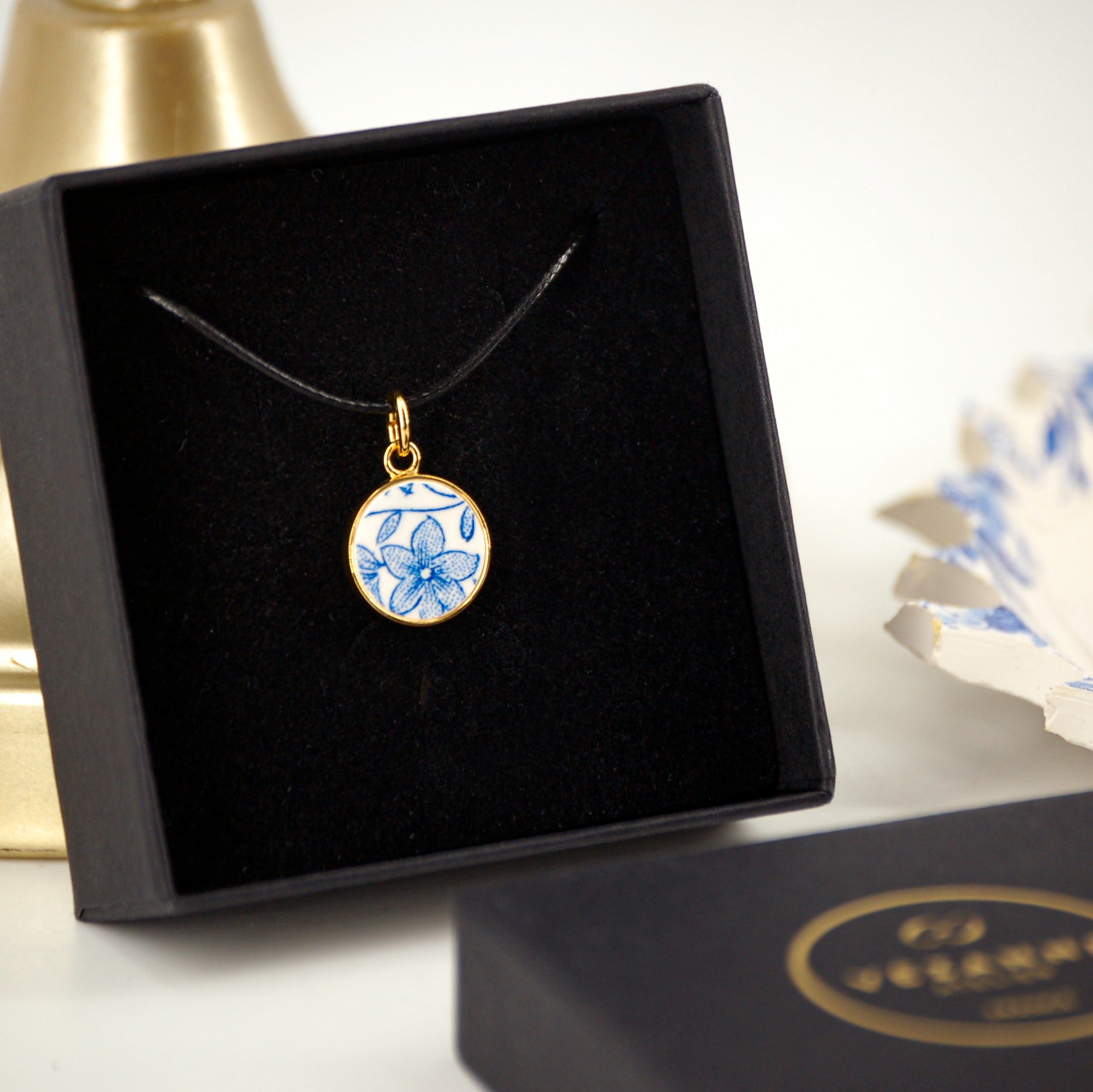 Pendentif "Petite fleur bleue", finition or