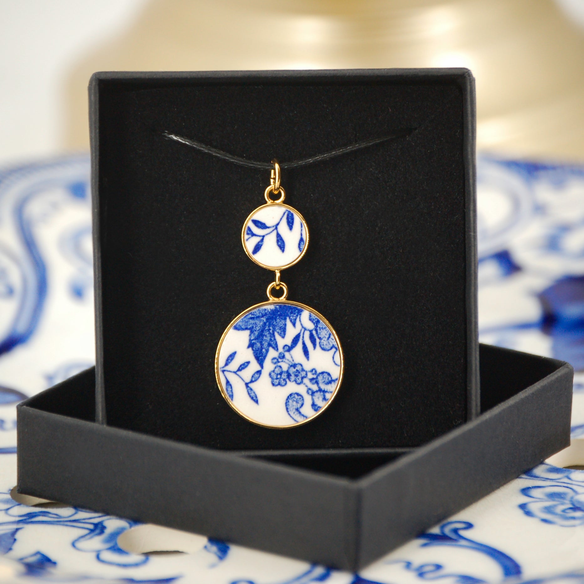Pendentif "Composition de fleurs et feuilles bleues", finition or
