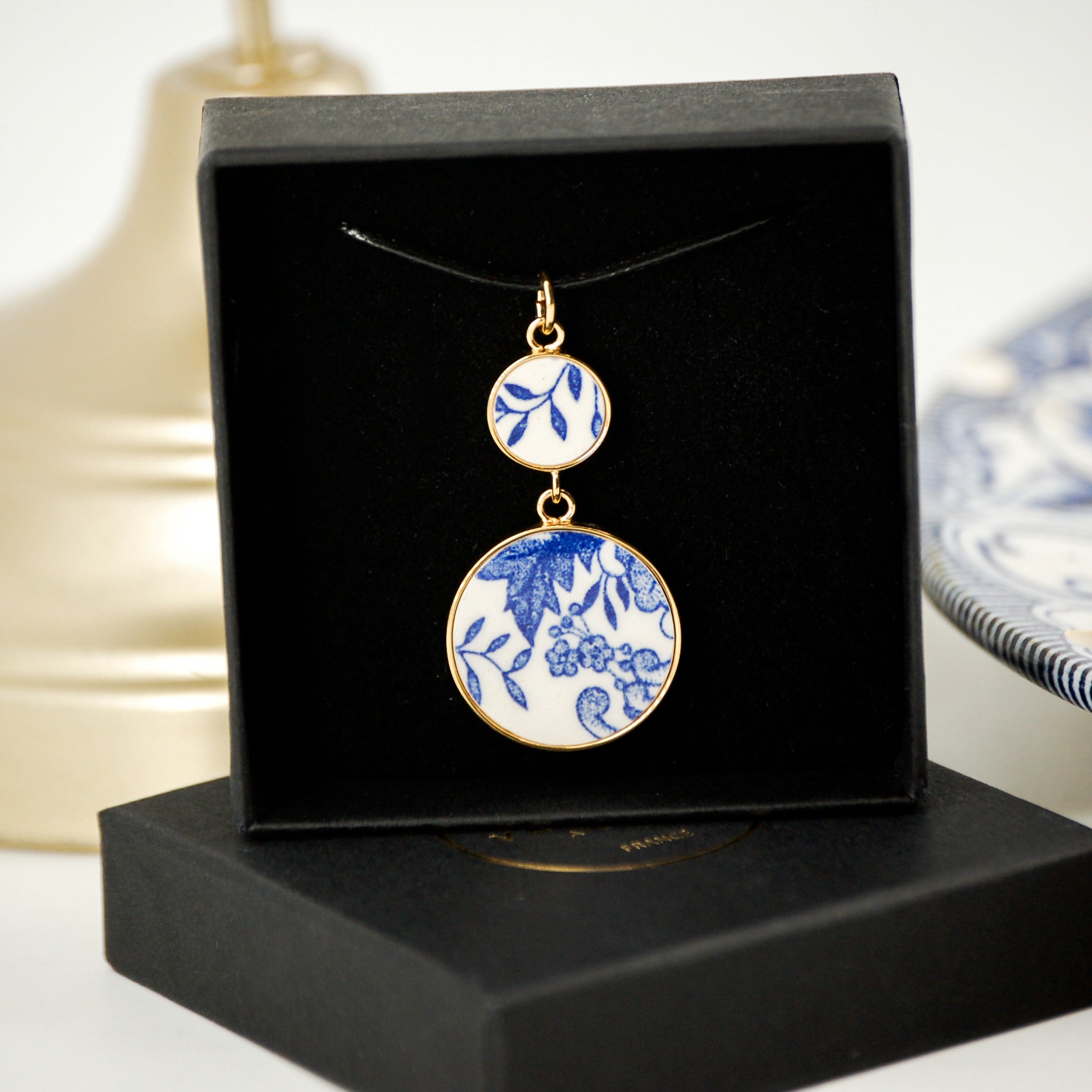 Pendentif "Composition de fleurs et feuilles bleues", finition or