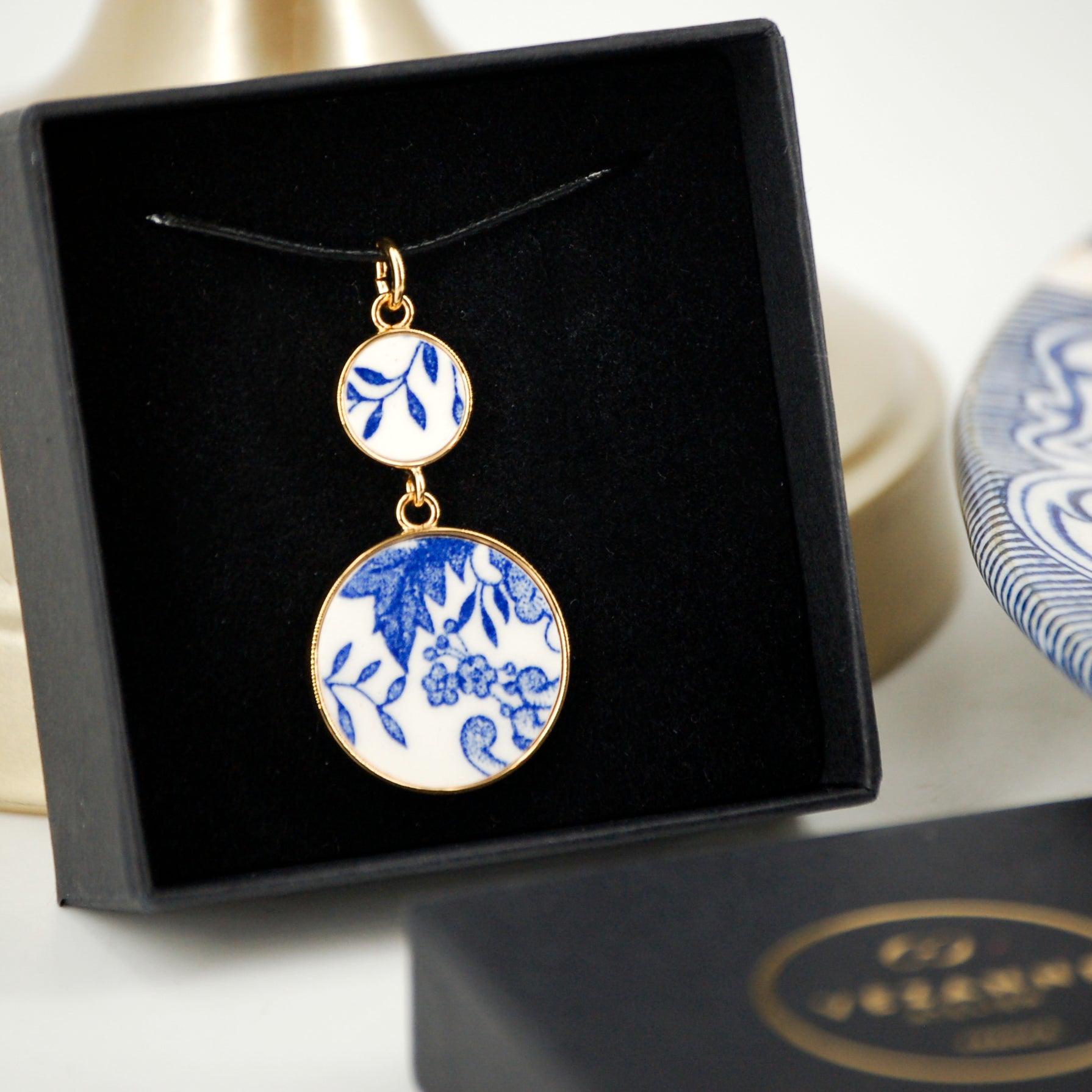 Pendentif "Composition de fleurs et feuilles bleues", finition or