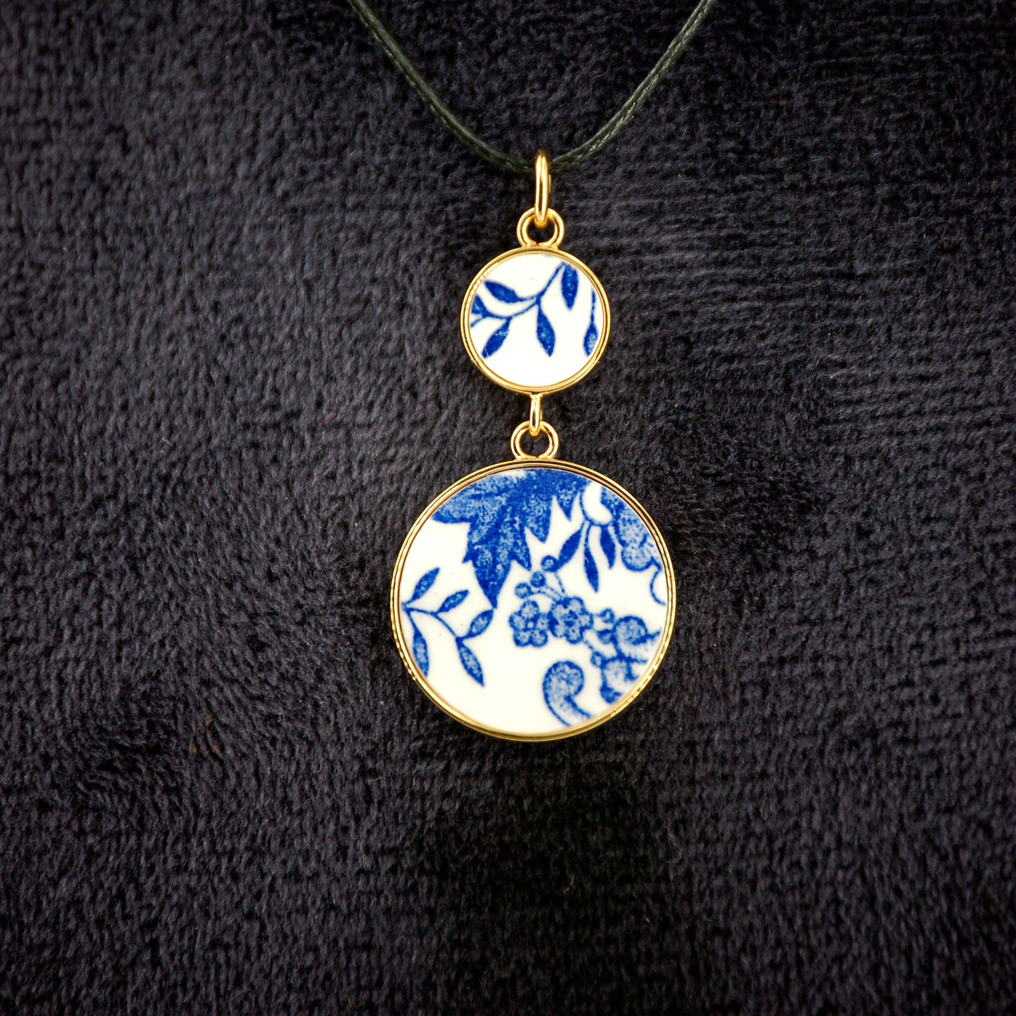 Pendentif "Composition de fleurs et feuilles bleues", finition or