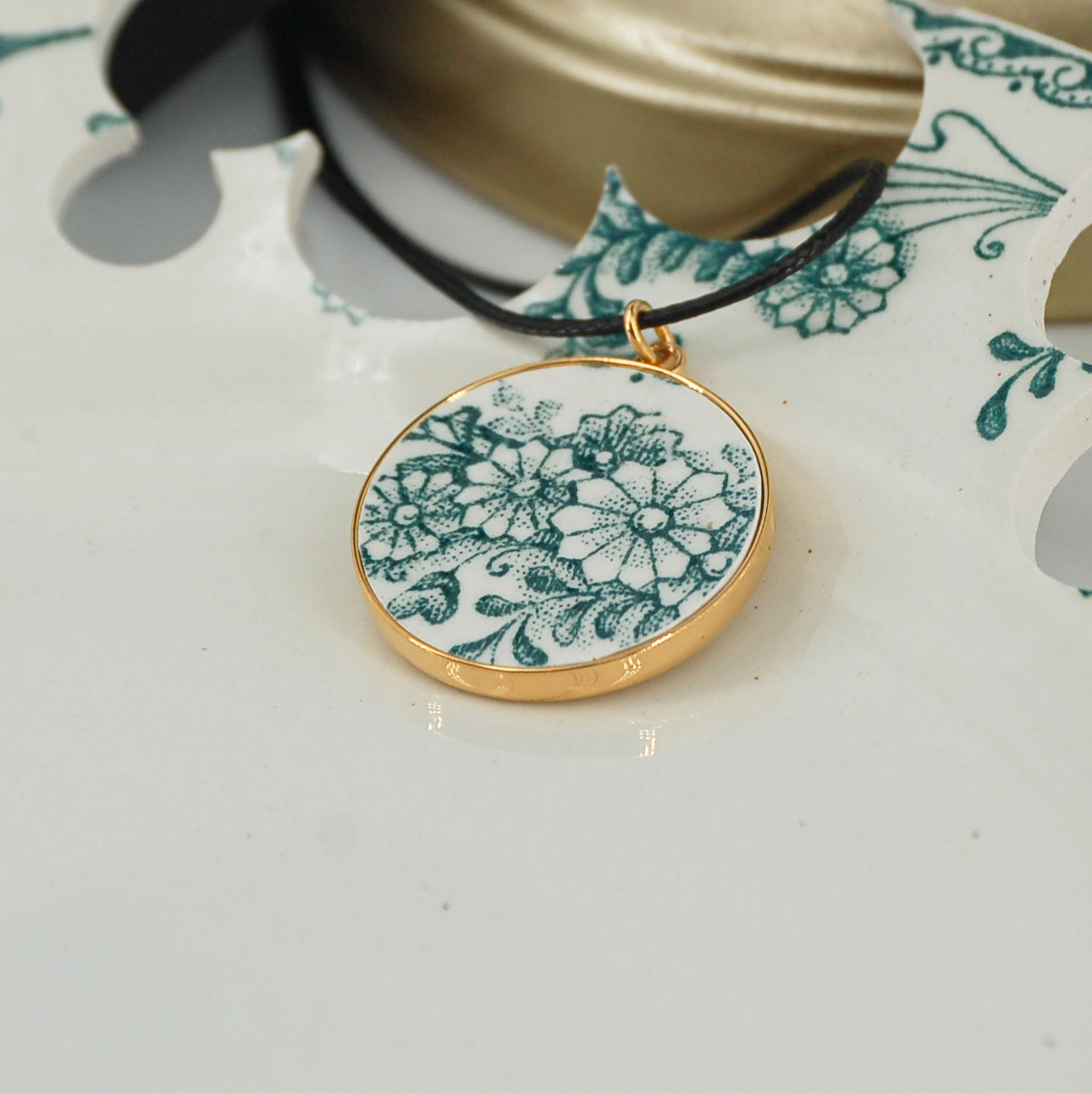 Pendentif "Fleurs vertes", finition or