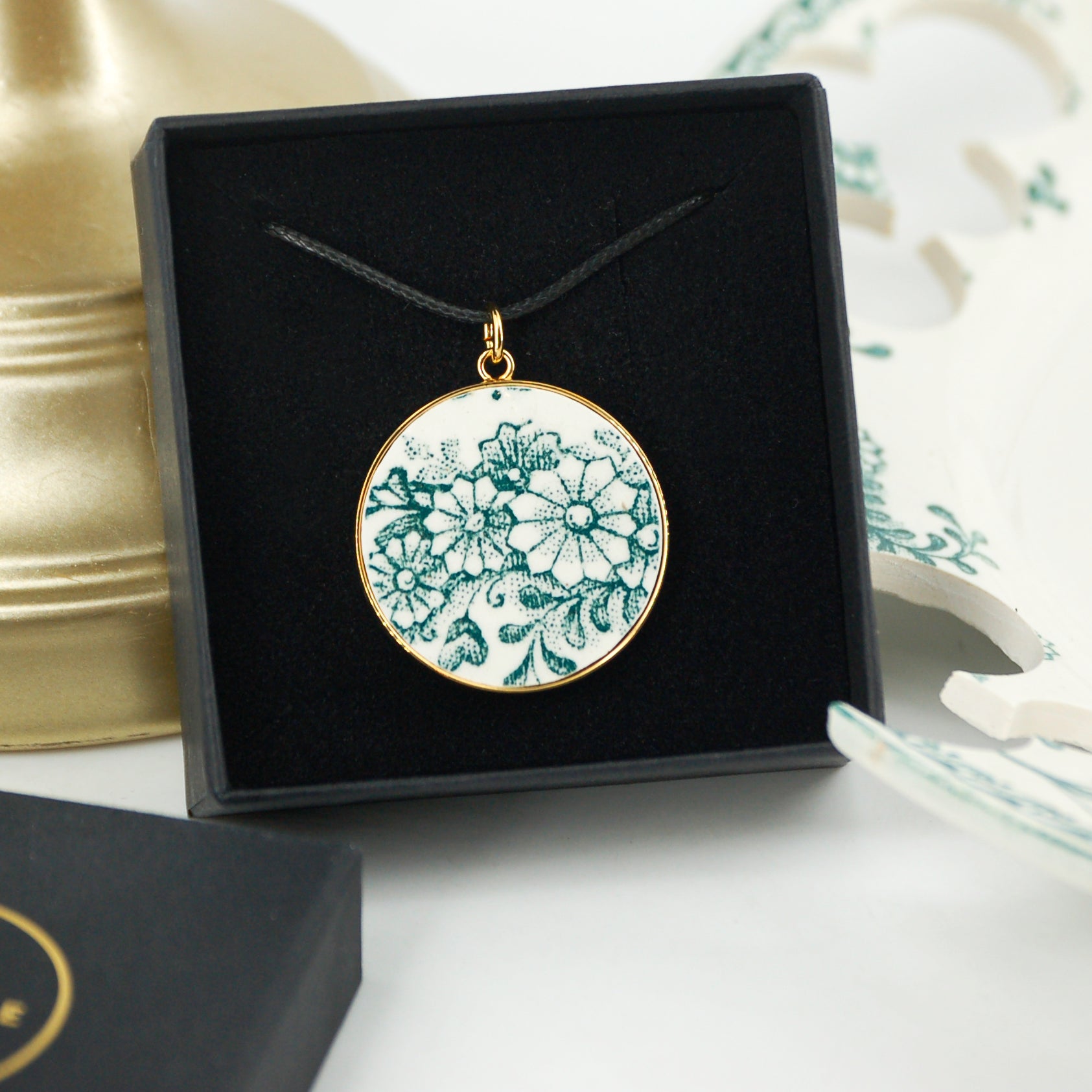 Pendentif "Fleurs vertes", finition or