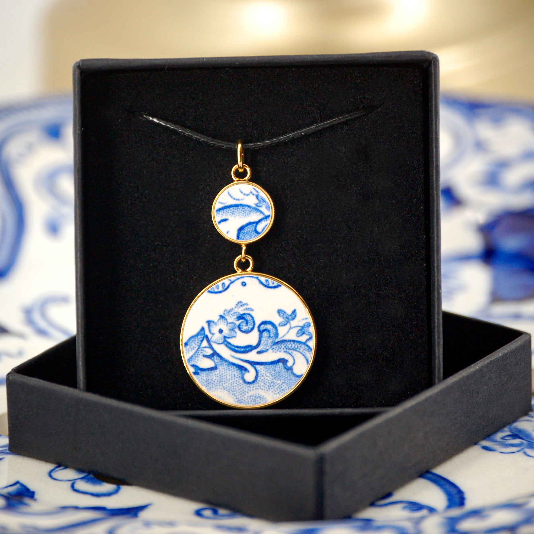 Pendentif "Fleurs et volutes bleues", finition or