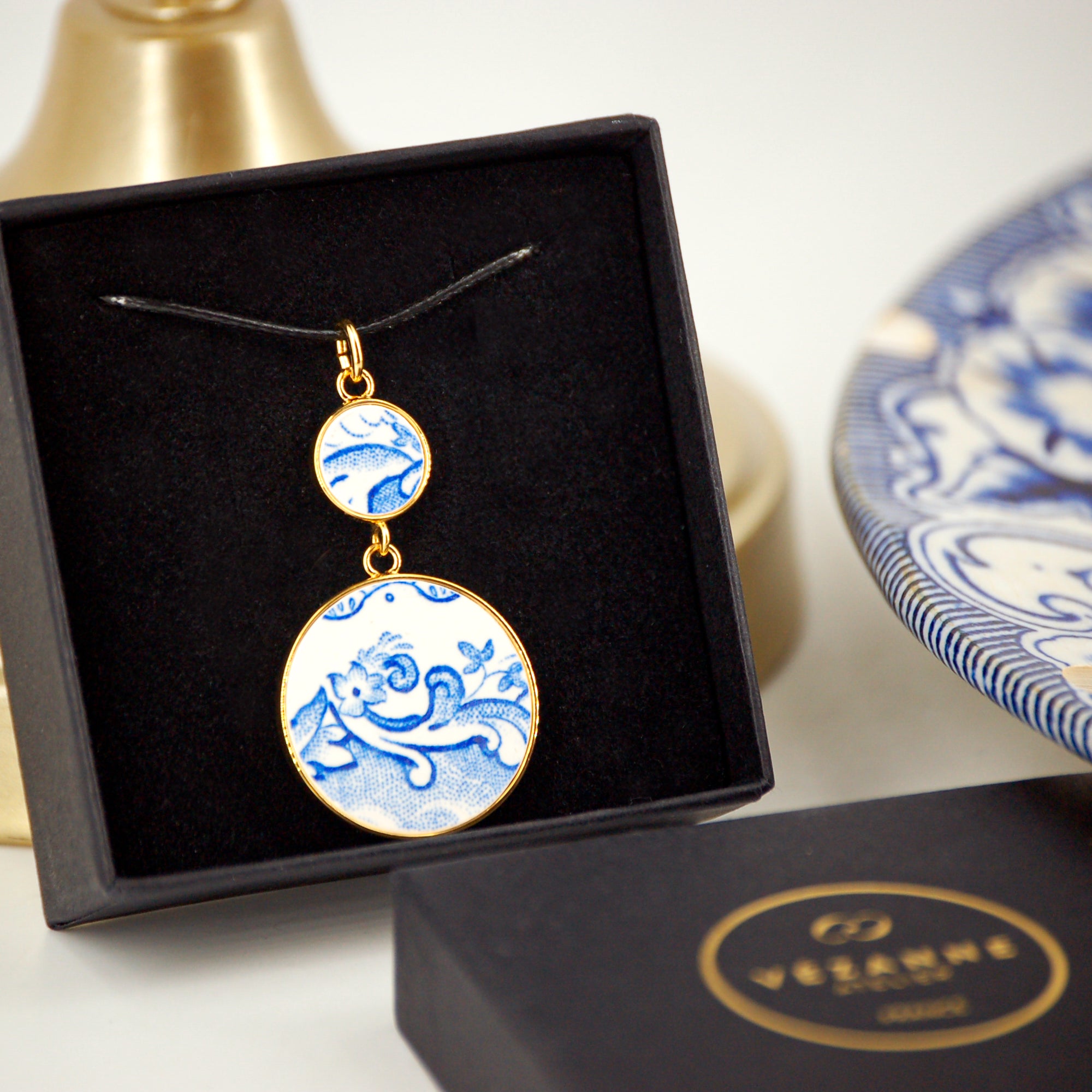 Pendentif "Fleurs et volutes bleues", finition or