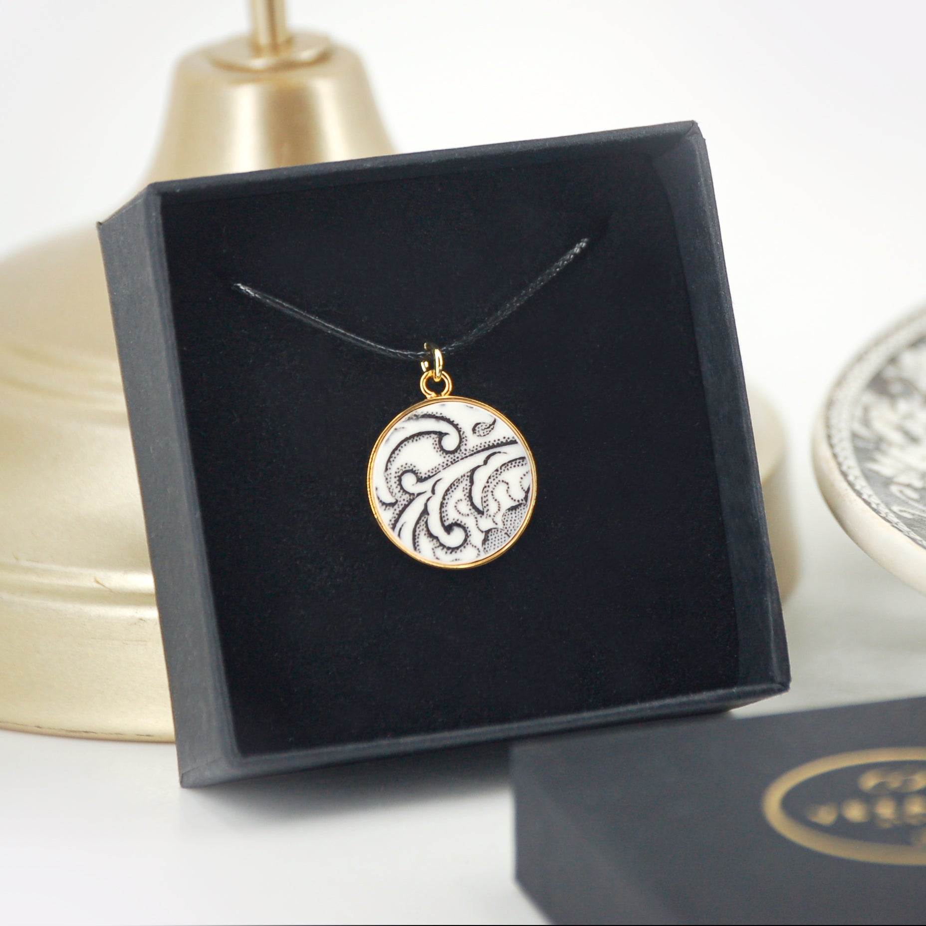 Pendentif "Fleurs et volutes en noir et blanc"