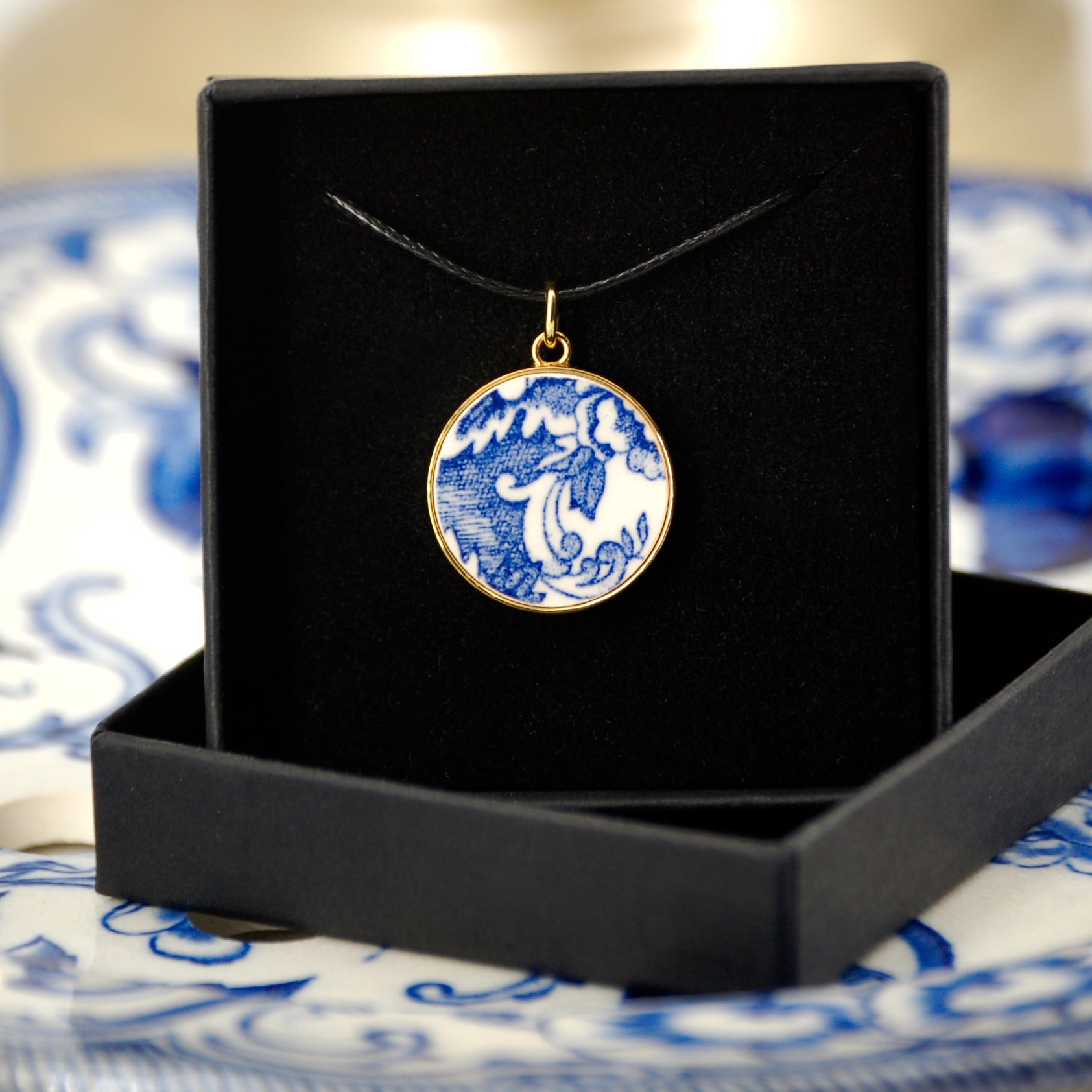 Pendentif "Composition bleue", finition or