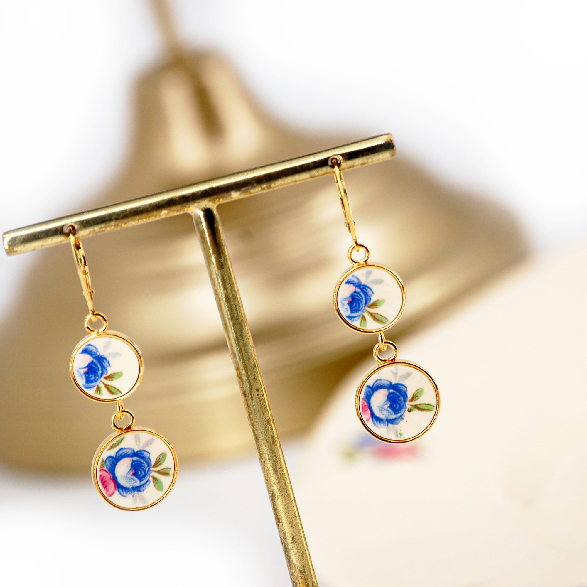 Boucles d'oreilles "Boutons de fleurs bleues et roses", finition or