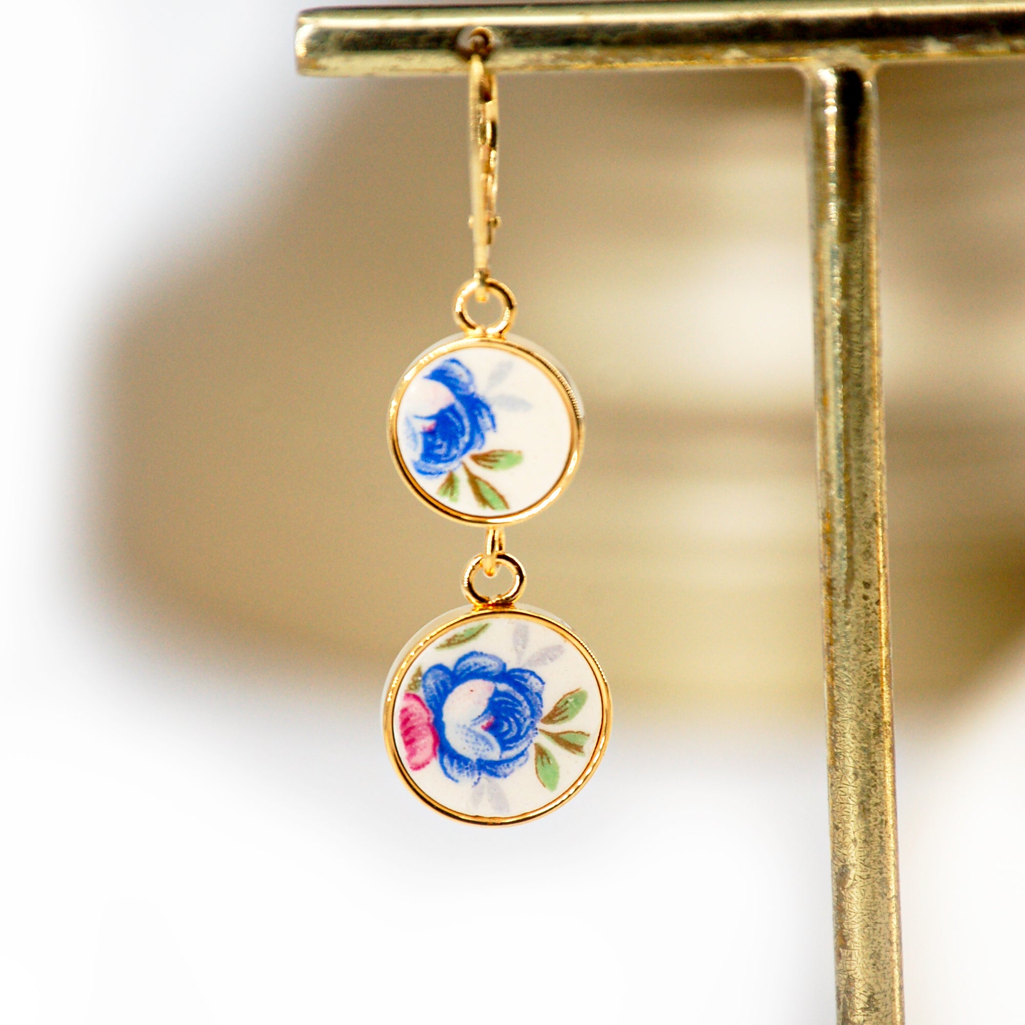 Boucles d'oreilles "Boutons de fleurs bleues et roses", finition or