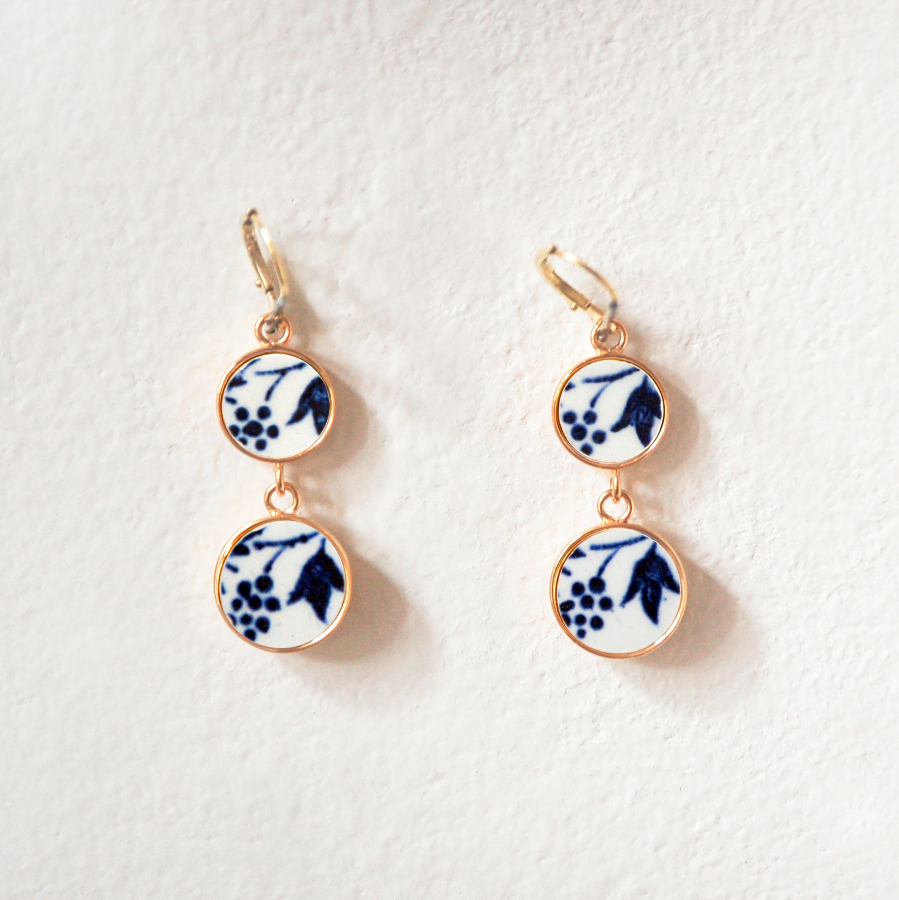 Boucles d'oreilles "fleurs bleues", finition or