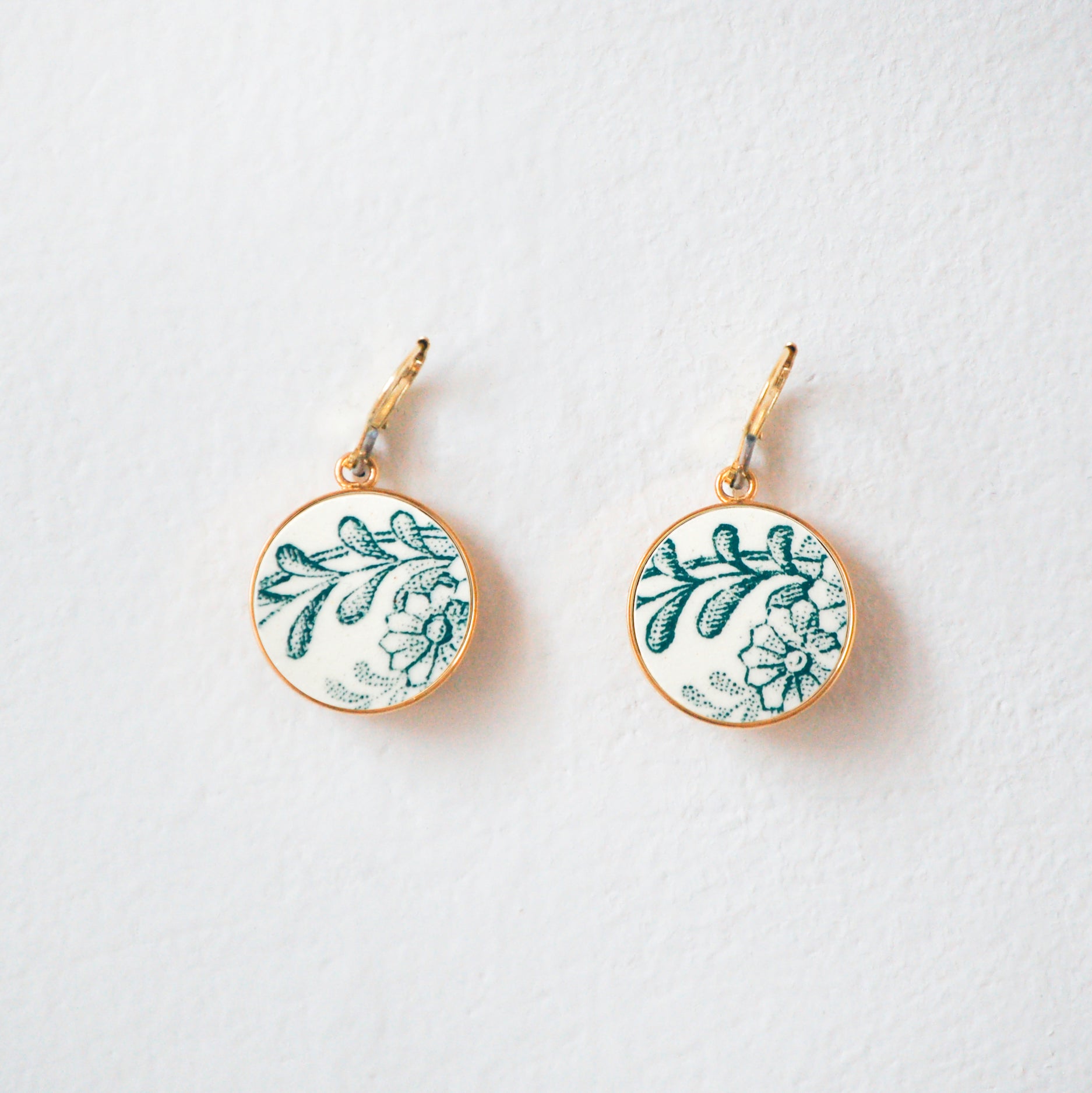 Boucles d'oreilles "Fleur verte et son branchage" finition or