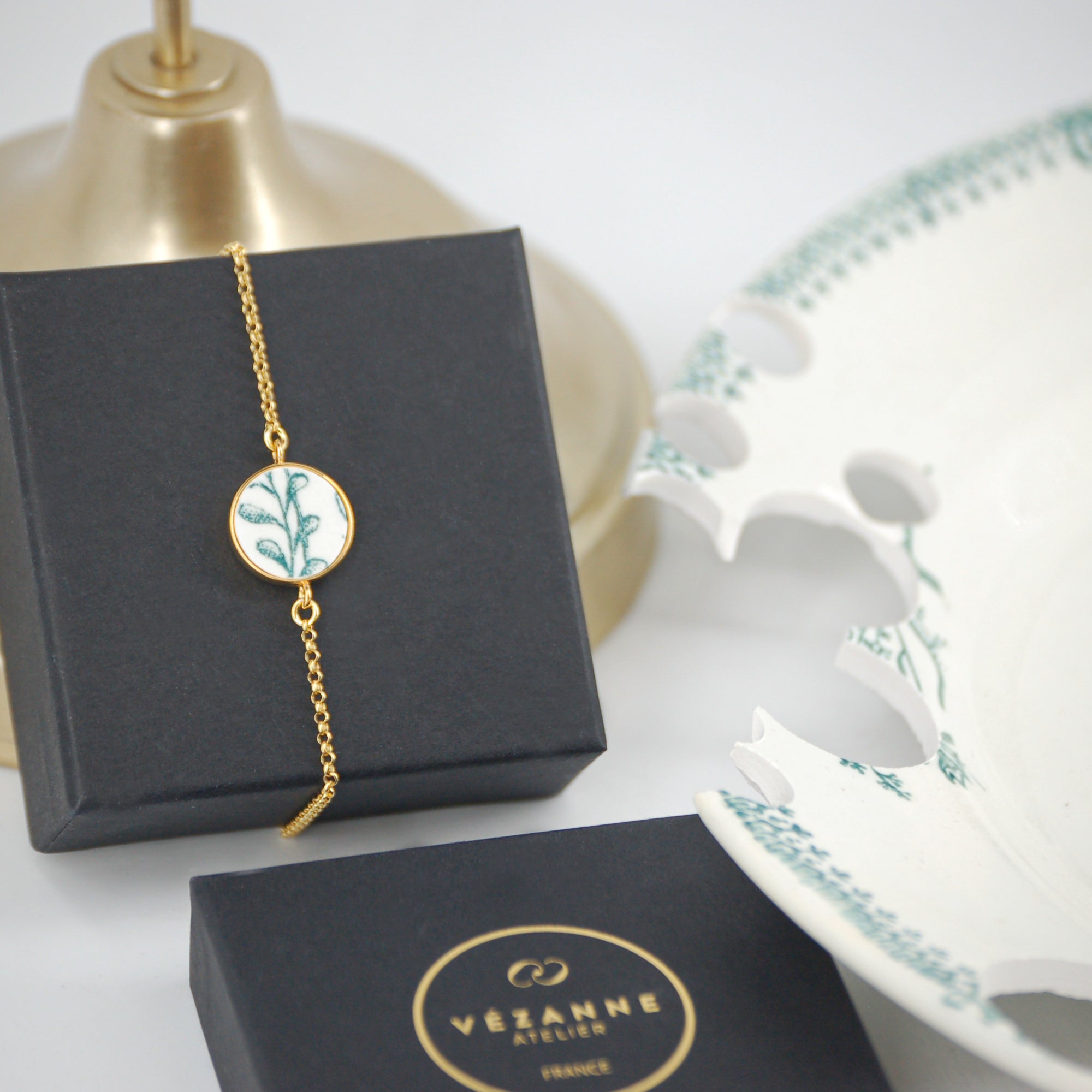 Bracelet ajustable "Délicates feuilles", finition or