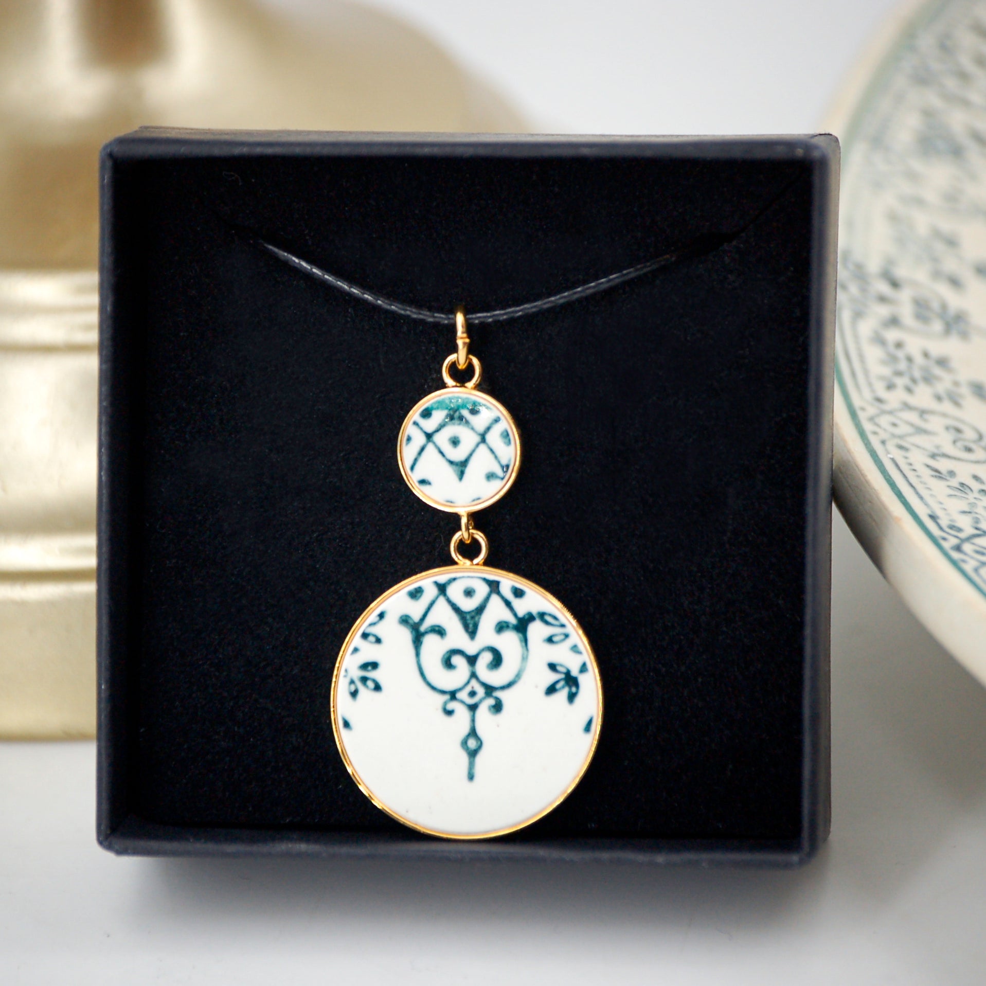 Pendentif "Fleurs et arabesques vertes", finition or