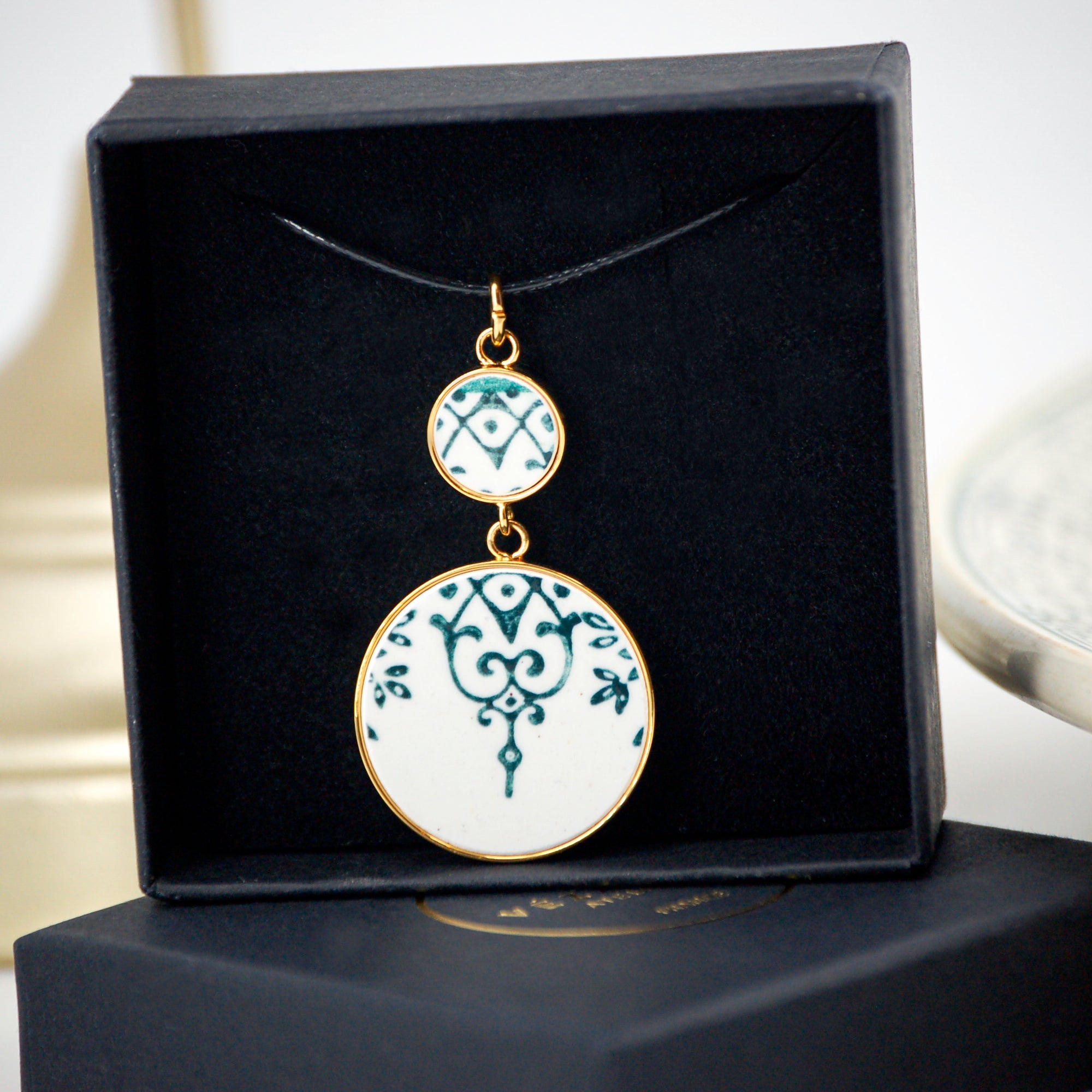 Pendentif "Fleurs et arabesques vertes", finition or