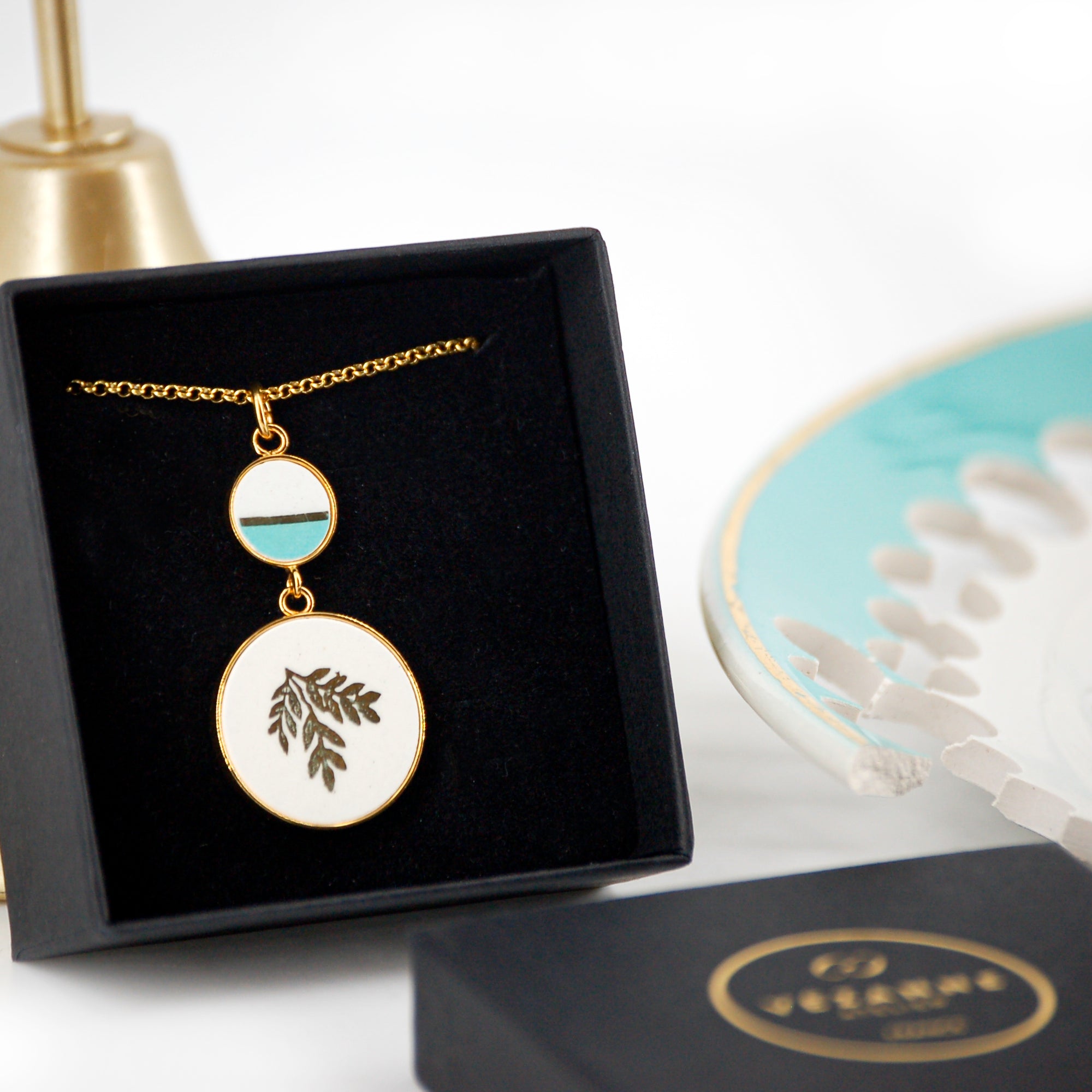 Pendentif "Feuilles dorées et émail turquoise", finition or