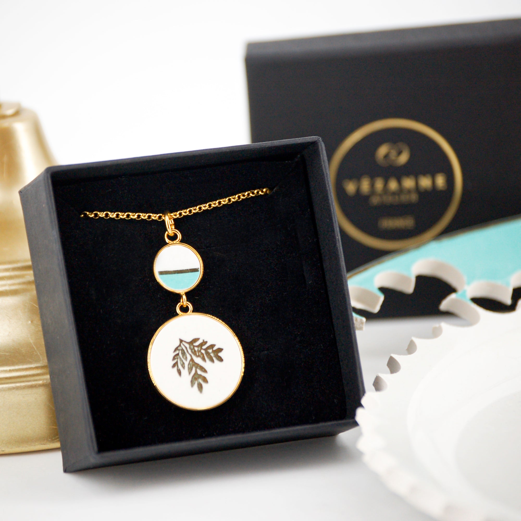 Pendentif "Feuilles dorées et émail turquoise", finition or