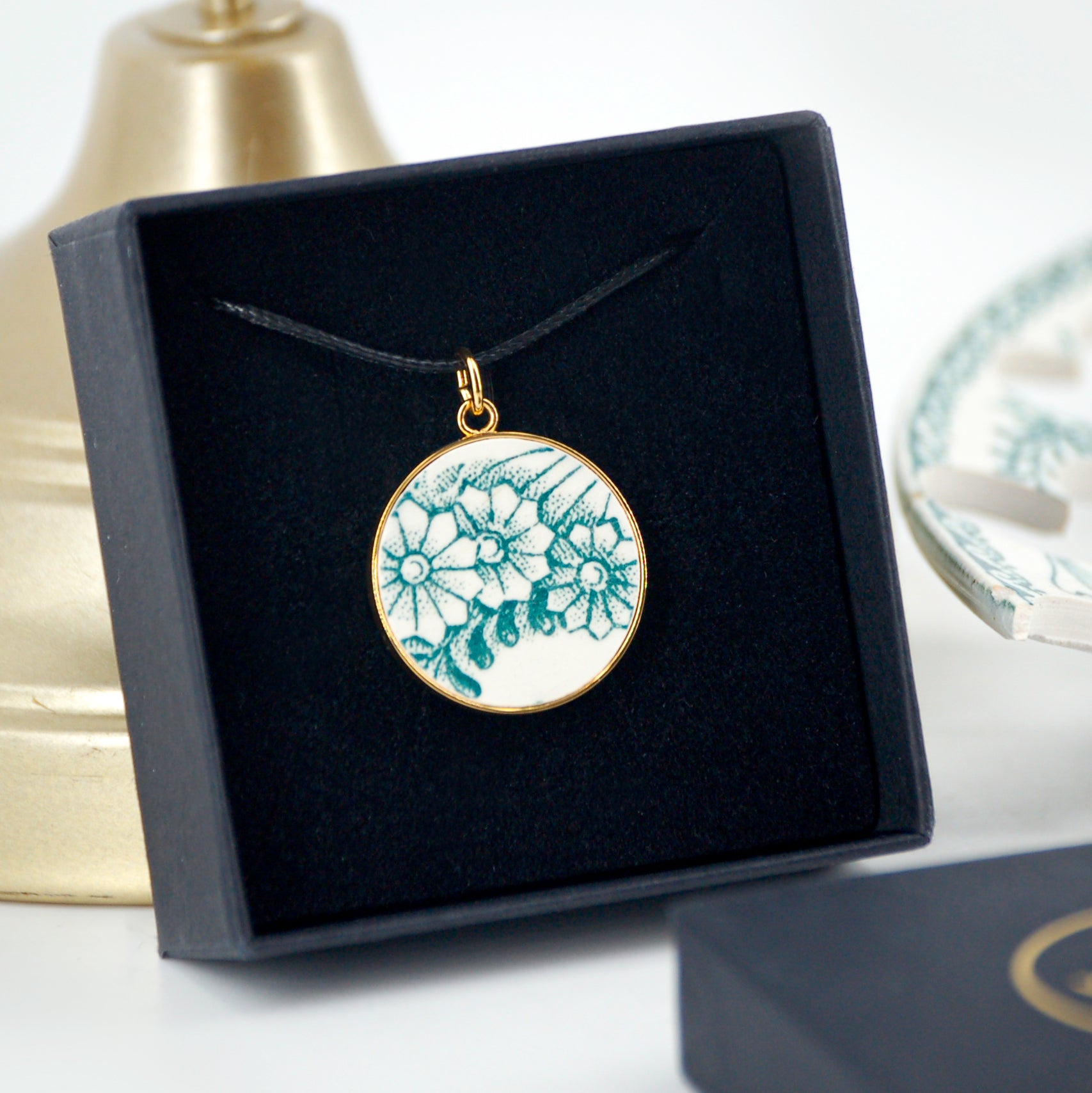 Pendentif "Fleurs vertes", finition or