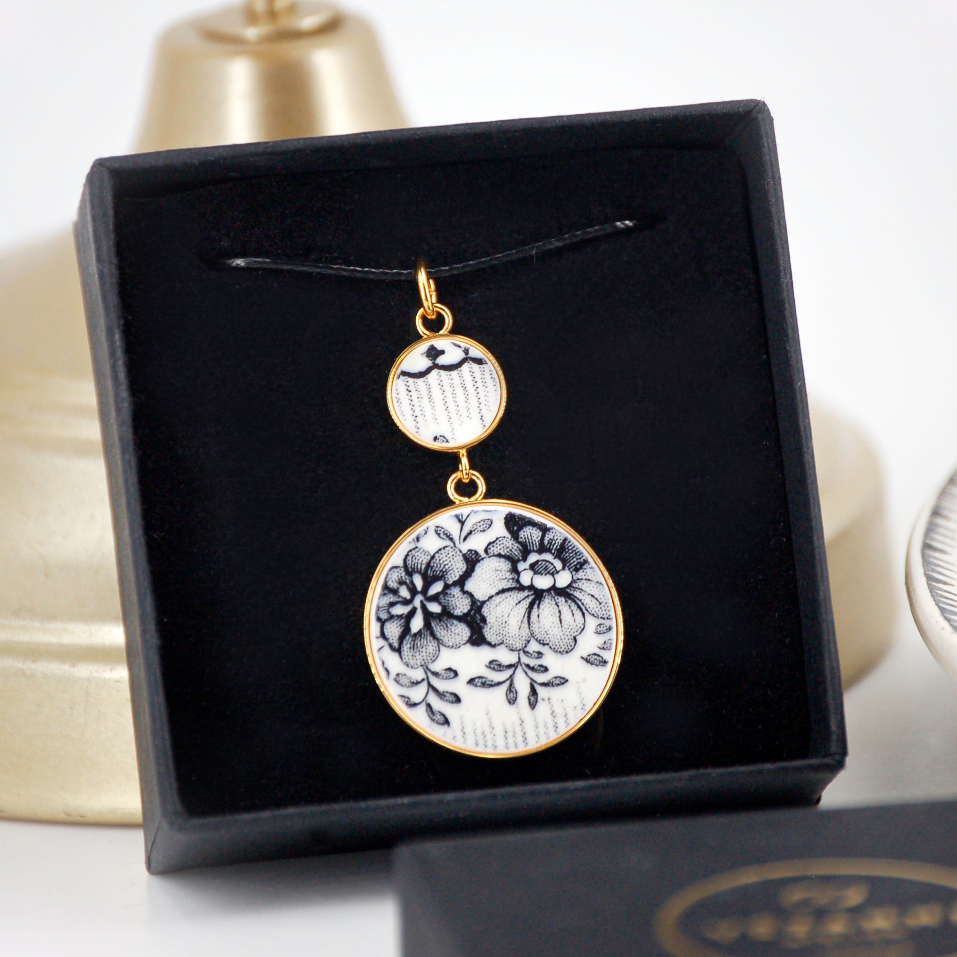 Pendentif "Composition de fleurs en noir et blanc"