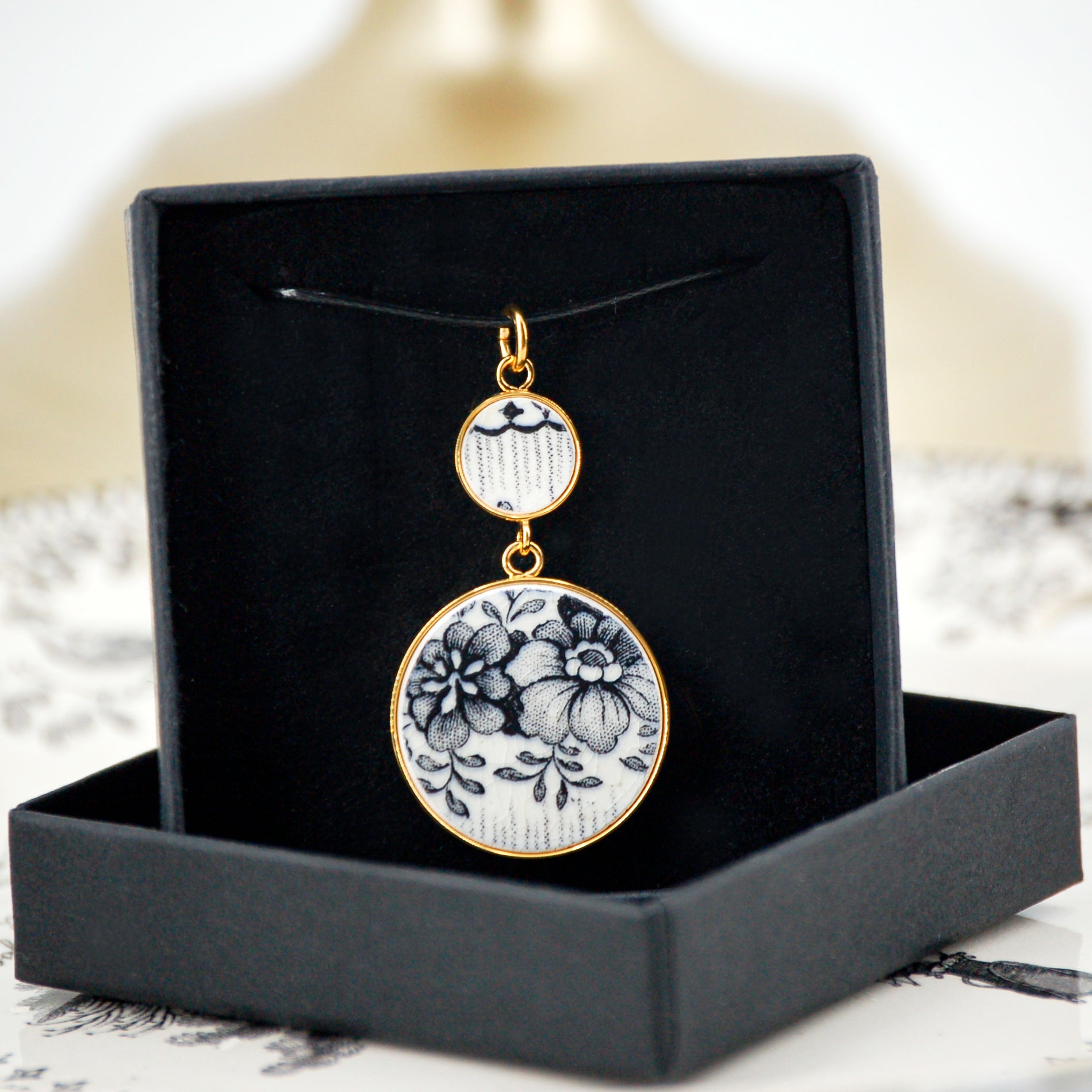 Pendentif "Composition de fleurs en noir et blanc"