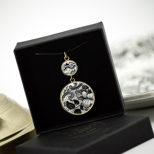 Un pendentif plaqué à l'or fin 23,5 carats fabriqué à partir d'une assiette ancienne en faïence. Un bijou unique