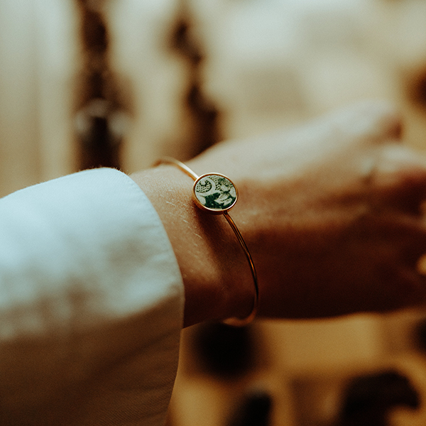 Un bracelet unique plaqué or fabriqué à la main à partir du pourtour d'une assiette ancienne